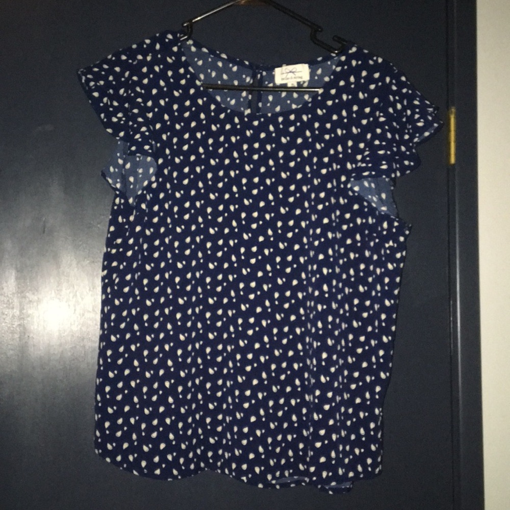 Ruffled sleeve raindrop top.